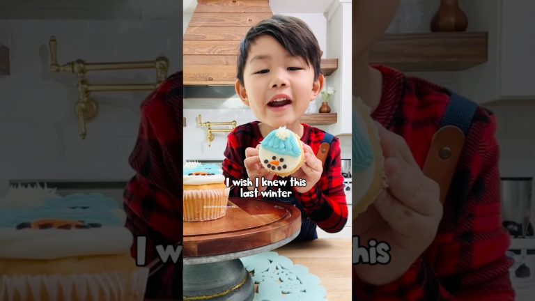 Dash makes Cute Snowman Cupcakes! 🧁⛄️ #christmascupcakes #christmasdessert #christmastreats