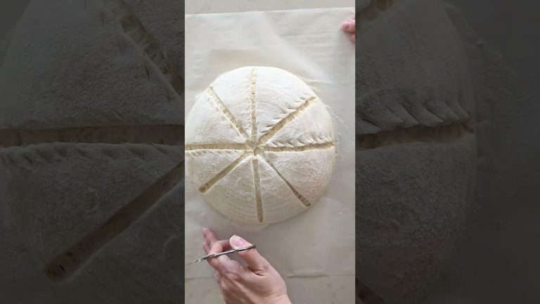 This scoring will give you a beautiful xmas #sourdough #sourdoughbread #scoring #sourdoughbaking