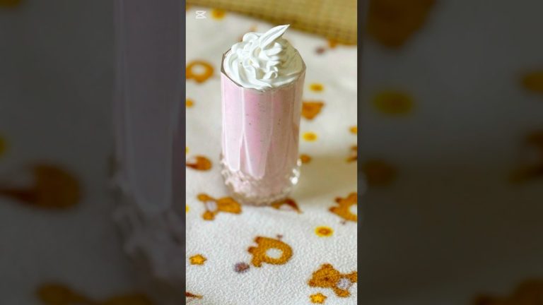 Cozy Winter Vibes: Easy Strawberry Milkshake Recipe #strawberry #milkshake #delicious #shorts
