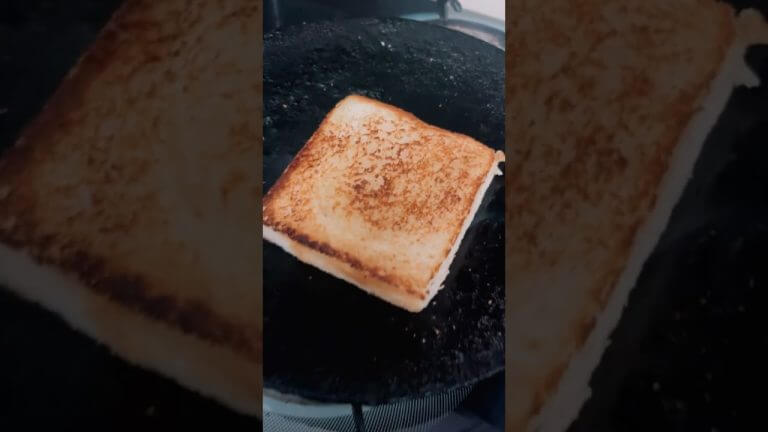 Lazy Cheese Toast Recipe 🤤❤️🤌🏼😍 Ek min me ready #foodie #ashortaday #ytshorts #shorts