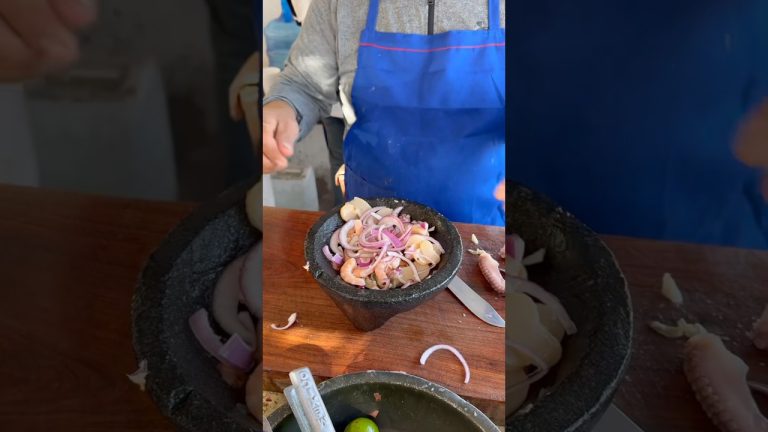 Molcajete de mariscos recibiendo el 2025 Feliz Año