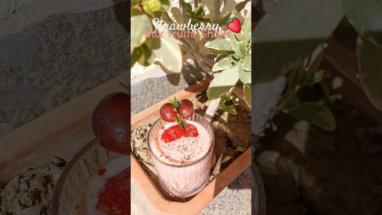 Strawberry Smoothie Shake at Home! #strawberry #smoothie #fruit #healthy #recipe #shorts