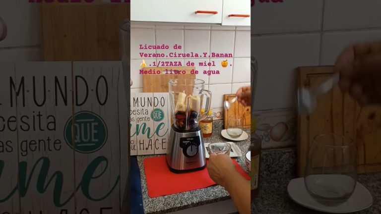 Licuado de verano.Ciruela🌰.Banana🍌.1/2taza de miel . media litro de agua #licuados #recetas