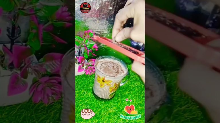 बेस्ट हॉट चॉकलेट बिना कॉर्न फ्लोर  #hotchocolaterecipe #youtubeshorts #foodiesameera #recipe #shorts