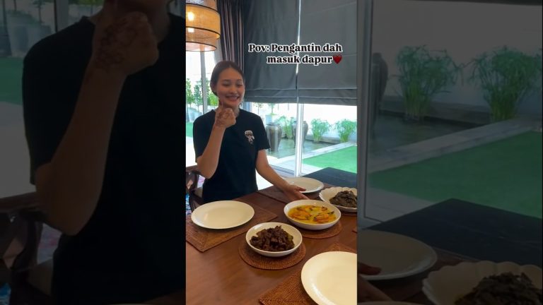 Bila pengantin baru masuk dapur 😍 Untung sis Sheila kiterr 🥰 #sheilarusly