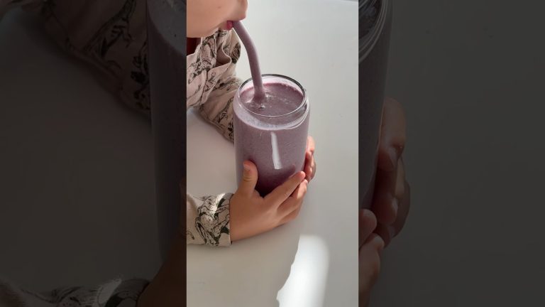 quick and delicious smoothie 🥛🍓 #smoothie #smoothierecipes #cookingathome #toddlermeals #food
