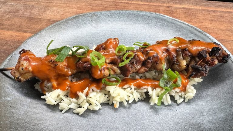 Gegrillte Hähnchenspieße mit Erdnuss Sauce