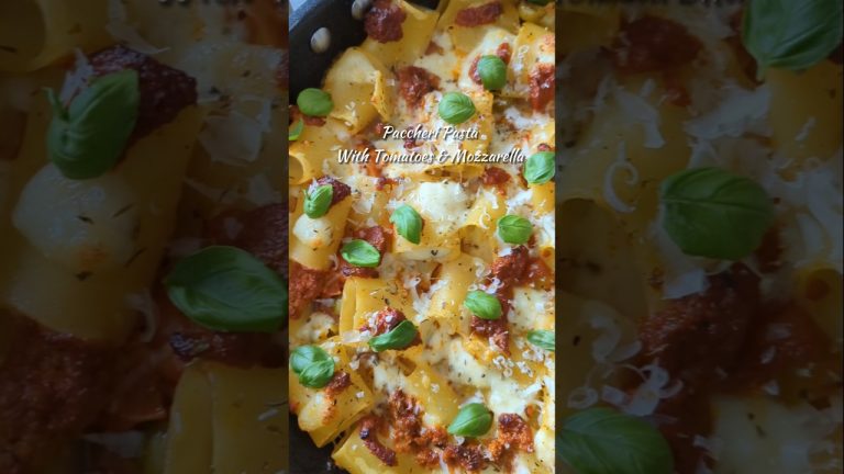 Paccheri Pasta With Tomatoes, Pesto & Mozzarella #pasta #pastarecipe #vegetarianrecipes