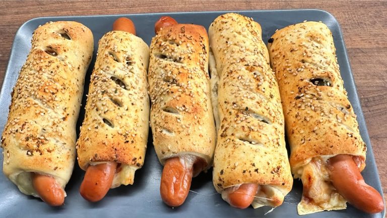 Würstchen im Teigmantel – schneller Snack vom Grill