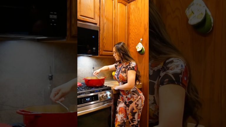 Todays menu: short ribs & mash potatoes! Who doesn’t love beef & tatoes?!😋