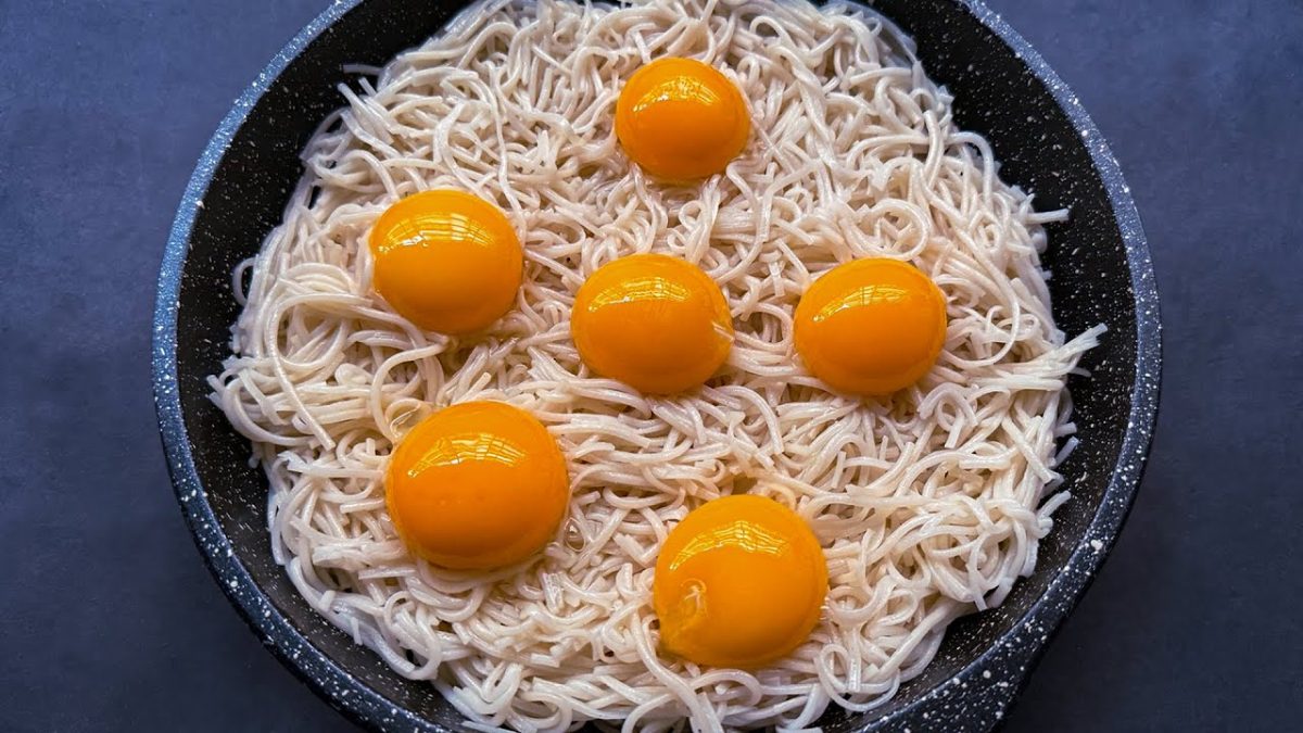 Do you have PASTA and EGGS at home❓Simple and quick recipe. Healthy Breakfast Ideas!