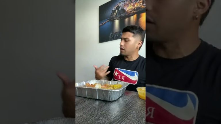 I ordered a seafood boil for myself and didn’t get my girlfriend any.. 😳 #shorts