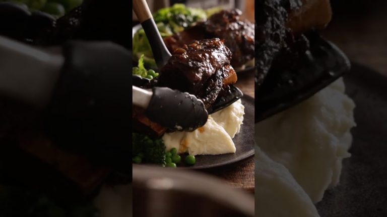 Slow Cooker Beef Short Ribs with Rich Gravy