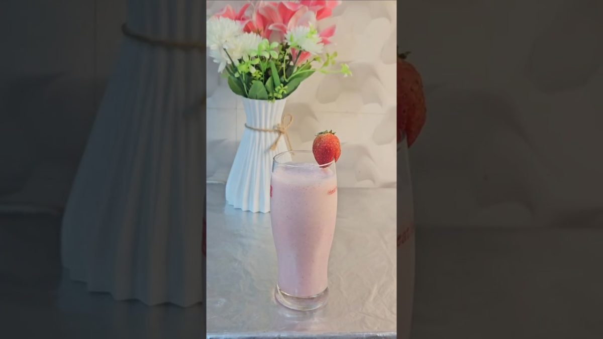 Strawberry banana smoothie🍓😋 #recipes #smoothie #shake #strawberry #banana #shorts