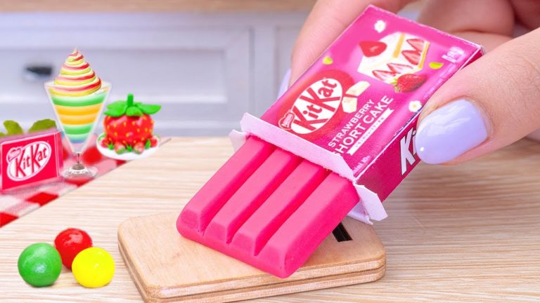 Sweet KITKAT Cake Dessert🌈Amazing Miniature Chocolate KITKAT Cake Decorating Recipe 🎂Strawberry Cake