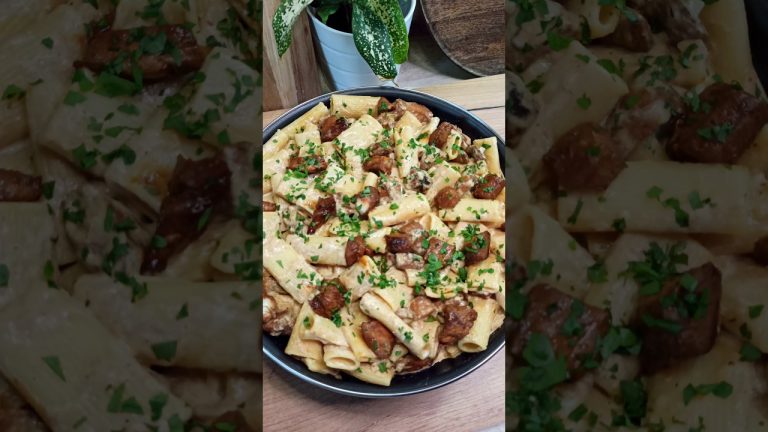 Pyszny i szybki makaron z kurczakiem w doskonałym sosie serowym.