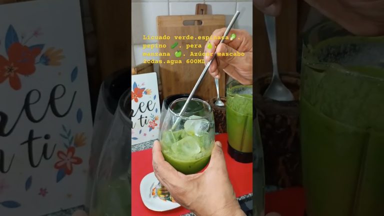 Licuado verde.espinaca. pepino 🥒. pera 🍐. manzana 🍏. azúcar mascabo cdas.Agua 600ML#licuados#Recetas