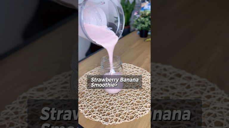 The EASIEST Strawberry Banana Smoothie 😋 #shorts #smoothie #recipes