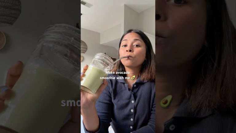 Make 5 min avocado smoothie with me! #smoothie #quickrecipe #avocado