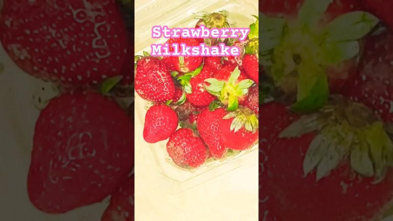 Strawberry Milkshake#shorts #ytshort #nasreenkitchenshifavlogs #strawberry