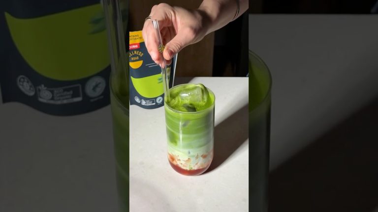 Iced matcha latte? Yes please #icedmatcha #matcha #shorts