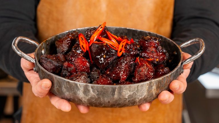 Smoked Hot Honey BURNT ENDS van buikspek op de BBQ