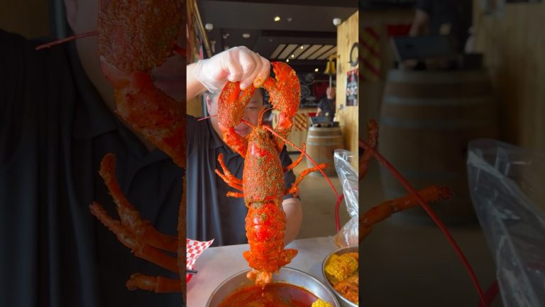Could you finish an ENTIRE MAINE LOBSTER? #lobster #lasvegas #foodchallenge