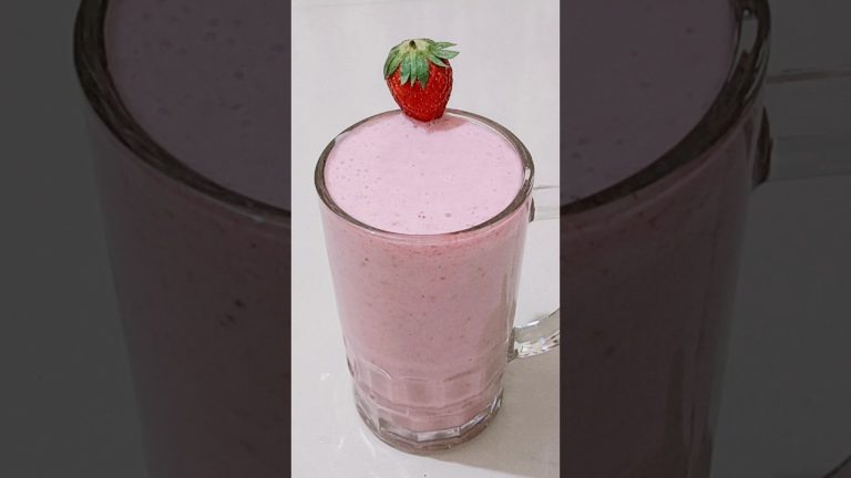 Strawberry Milkshake 😍😋| स्ट्रॉबेरी मिल्कशेक | Easy Strawberry Milkshake At Home  |#shorts |#recipe