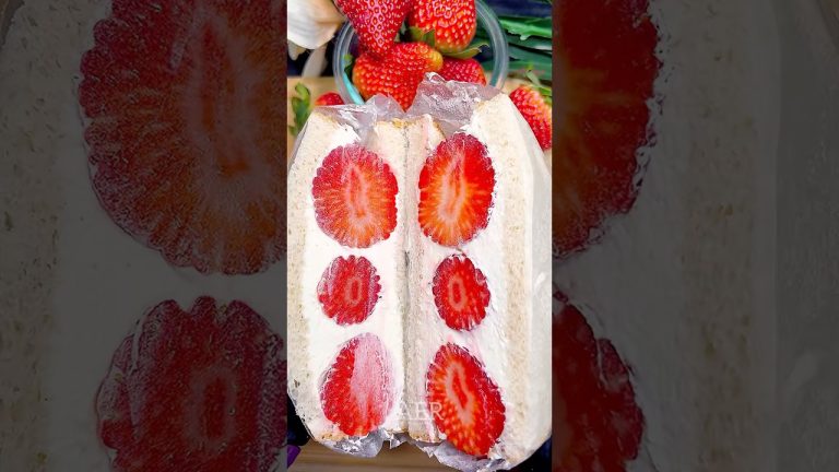 Sweet Treat Alert!🍓🍰 Strawberry Sandwich Recipe:A delicious twist on a classic!🤤#shorts #trending