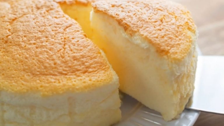 Dessert Recipes: Discover the Magic of Fluffy Jiggly Soufflé Pancakes!