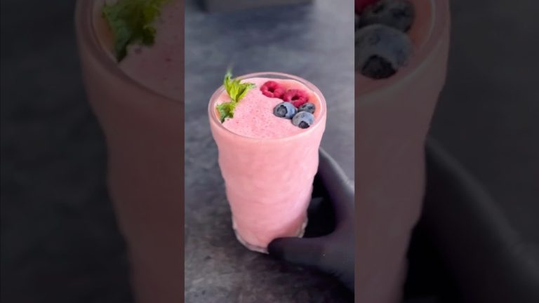 2 Easy & Healthy Berry Smoothies 😍 #easyrecipe #healthyrecipes #shorts