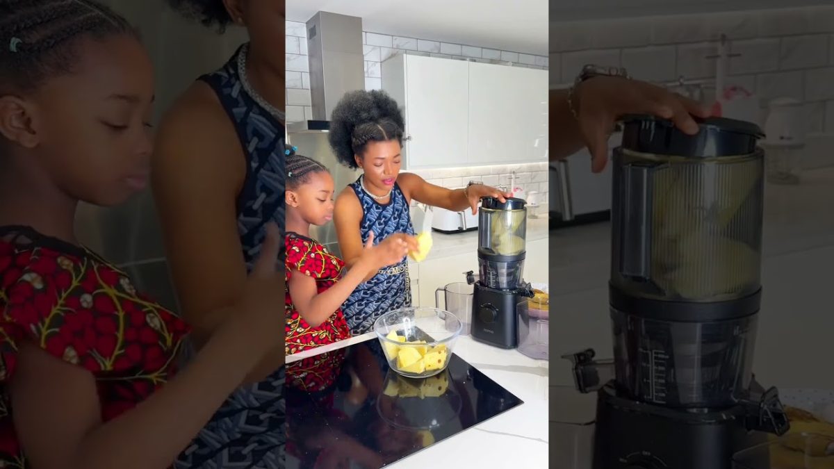 Making pineapple 🍍 juice with mummy 😋