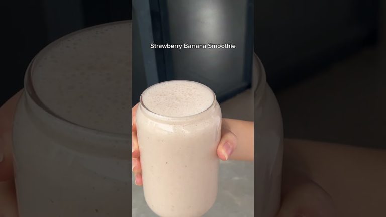 Easy Strawberry Banana Smoothie!  SmoothieLove #HealthyLiving #BlendItUp #fyp #hiblendr