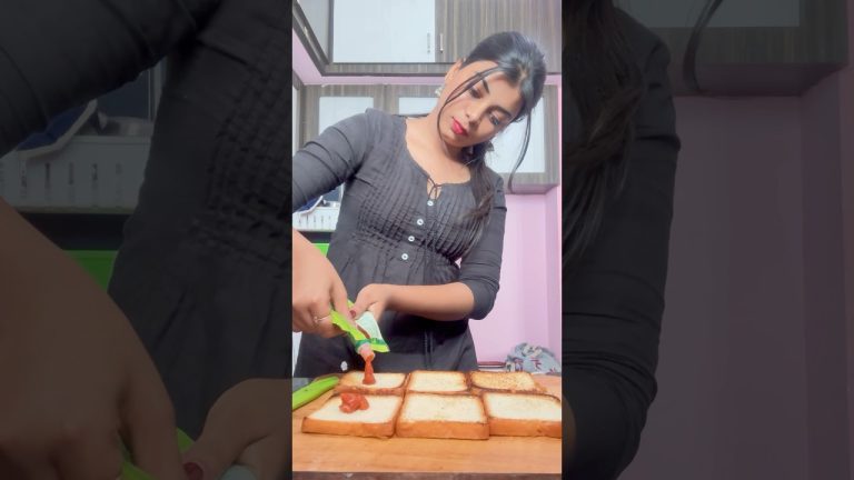 Let's make mini pizza with bread #meesho #pizza #pizzalover #shortvideo #cooking #cookingvideo