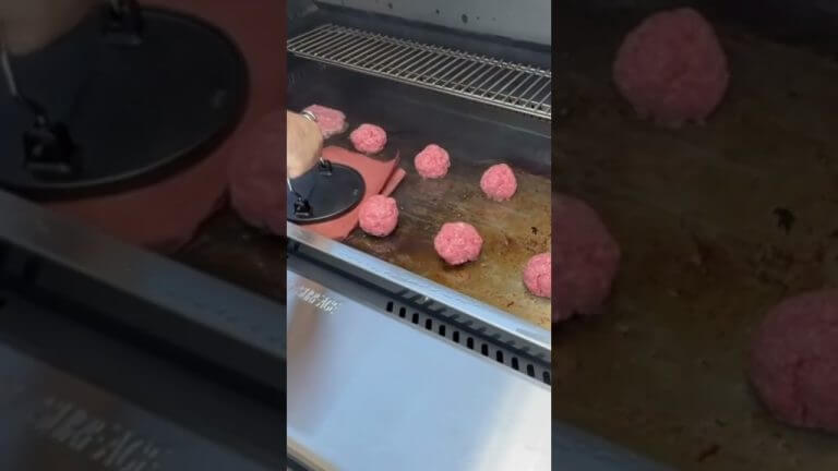 Smashed burgers on the smoke stone! #bbq #beef #buger #smashedburger #bbqlovers #bbqjoint 🔥🔥🔥