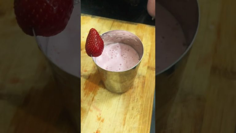 Strawberry Shake Recipe #shorts #strawberryshake #smoothie #breakfast #healthyrecipes