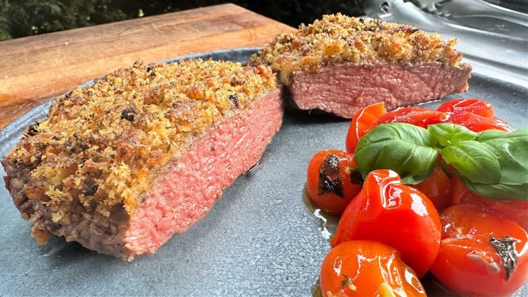 Hüftsteaks mit Knusper-Käsekruste auf geschmolzenen Tomaten