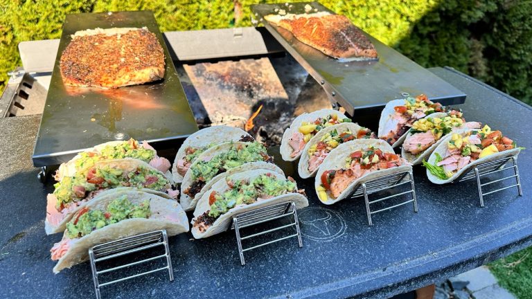 FLAMMLACHS TACOS – Lachs über dem Feuer gegart mit 2 frischen Toppings