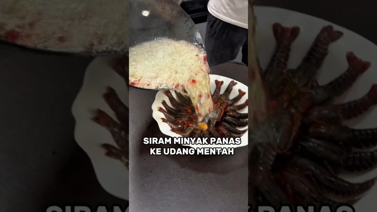 Teknik Masak Unik! Minyak Panas Disiram ke Telur