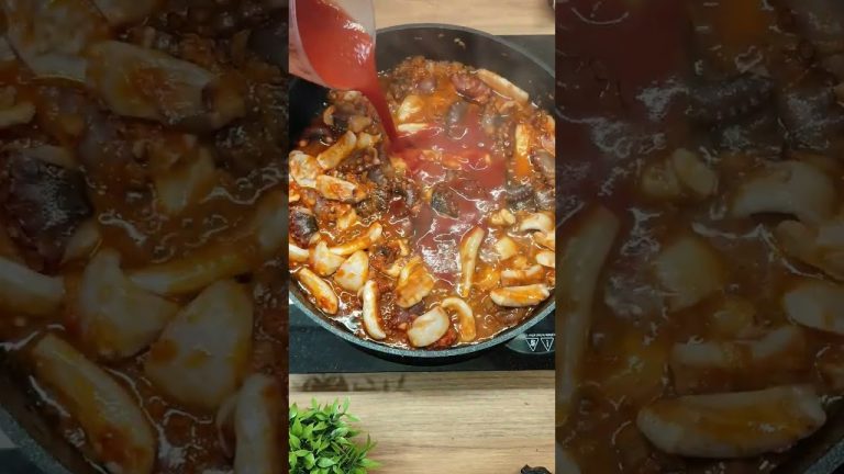 Χταπόδι με κοφτό μακαρονάκι. 🐙👌#συνταγή #χταπόδι #eng