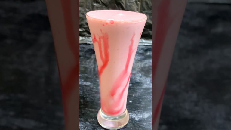 Strawberry Milkshake #shorts #subscribe #surajpahadicooking #shortvideo