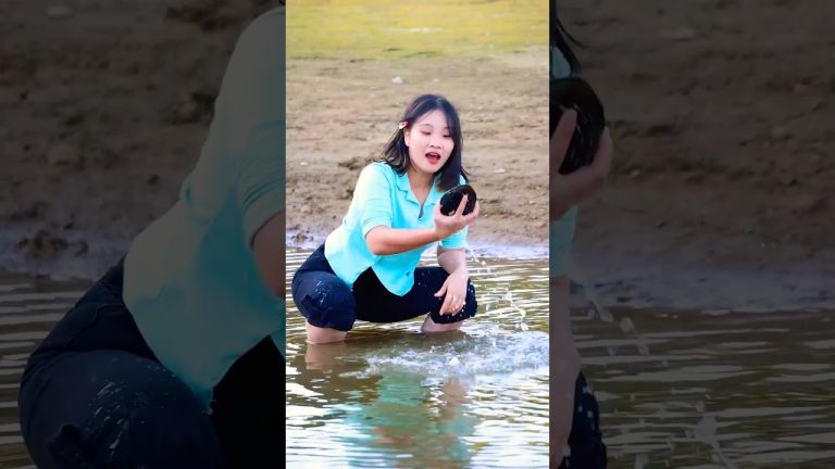 Catching and Cooking Giant Clams! 🤤🐚