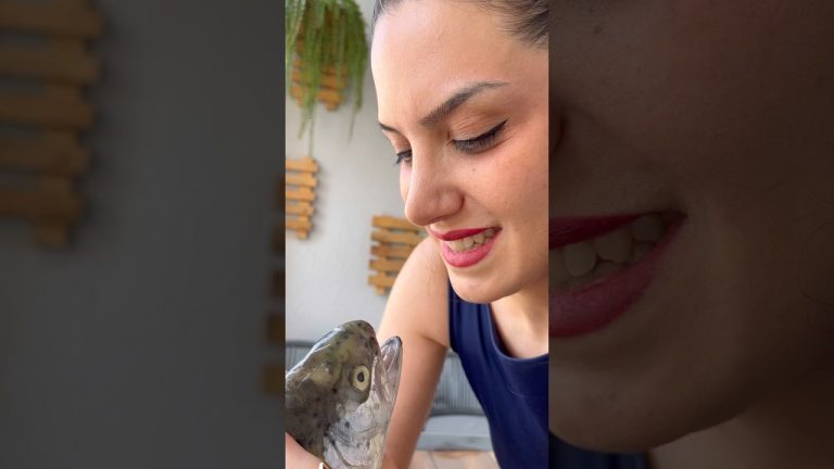 زیر سی ثانیه خیلی حرفه ای کل استخوان ماهی رو دربیار و تمیزش کن / ماهی شب عید