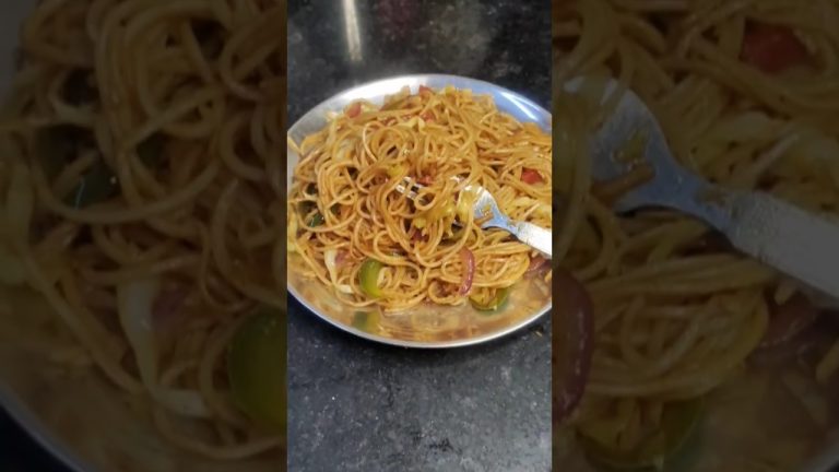 Thele Vala CHOWMEIN🍜❤️#shorts #ytshorts #youtubeshorts #trending #noodles #chowmein #noodlesrecipe
