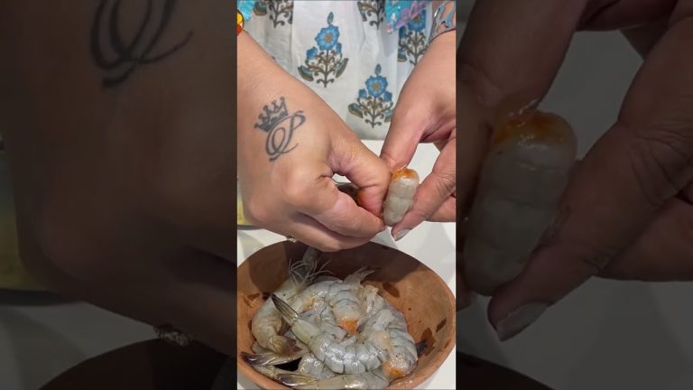 असे साफ करा प्रॉन्स..#cookingtips #prawns #cleaningprawns #prawnscleaning #fish