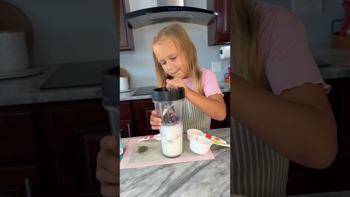 Blueberry Breakfast Smoothie Perfect for breakfast to go #kidfriendly #tinychef #smoothie #breakfast