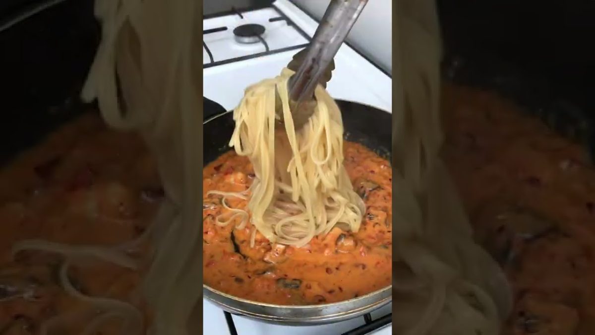 PASTA WITH BARILLA PESTO ALLA CALABRESE SERVE WITH POTATO CROQUETTES #shorts