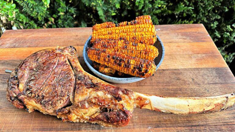 TOMAHAWK STEAK MIT CORN RIBS