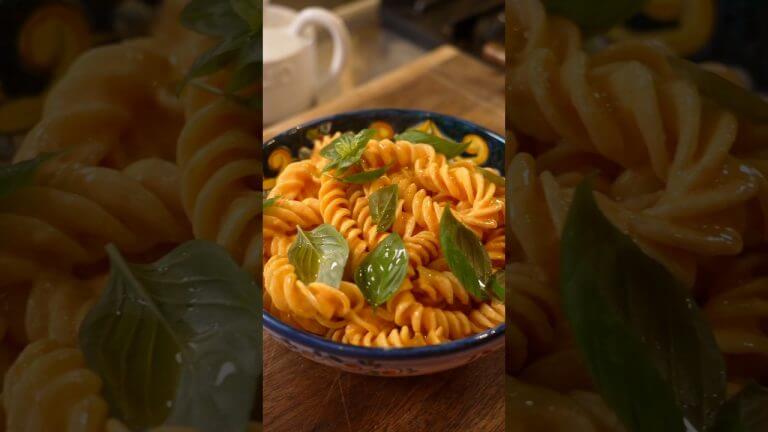 Cream of Bell Peppers & Ricotta Pasta #cooking #italiancuisine #recipe #italianfood #thepastaqueen