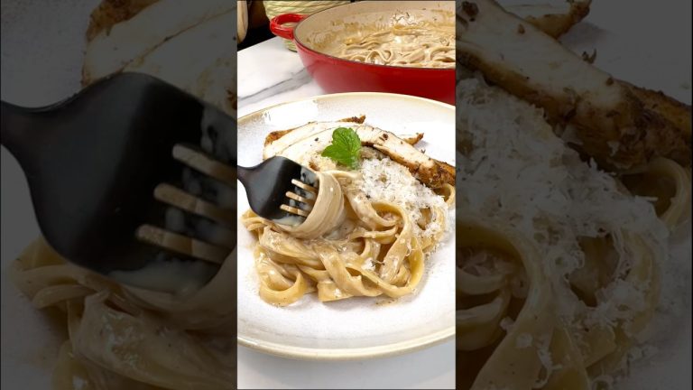 Creamy Chicken Parmesan Pasta #pasta #fettuccinealfredo #chickenalfredo